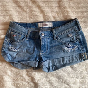 Lågmidjade Hollister Jeansshorts  - Söta, unika lågmidjade jeansshorts i storlek W25 från Hollister. Pris diskuteras❣️