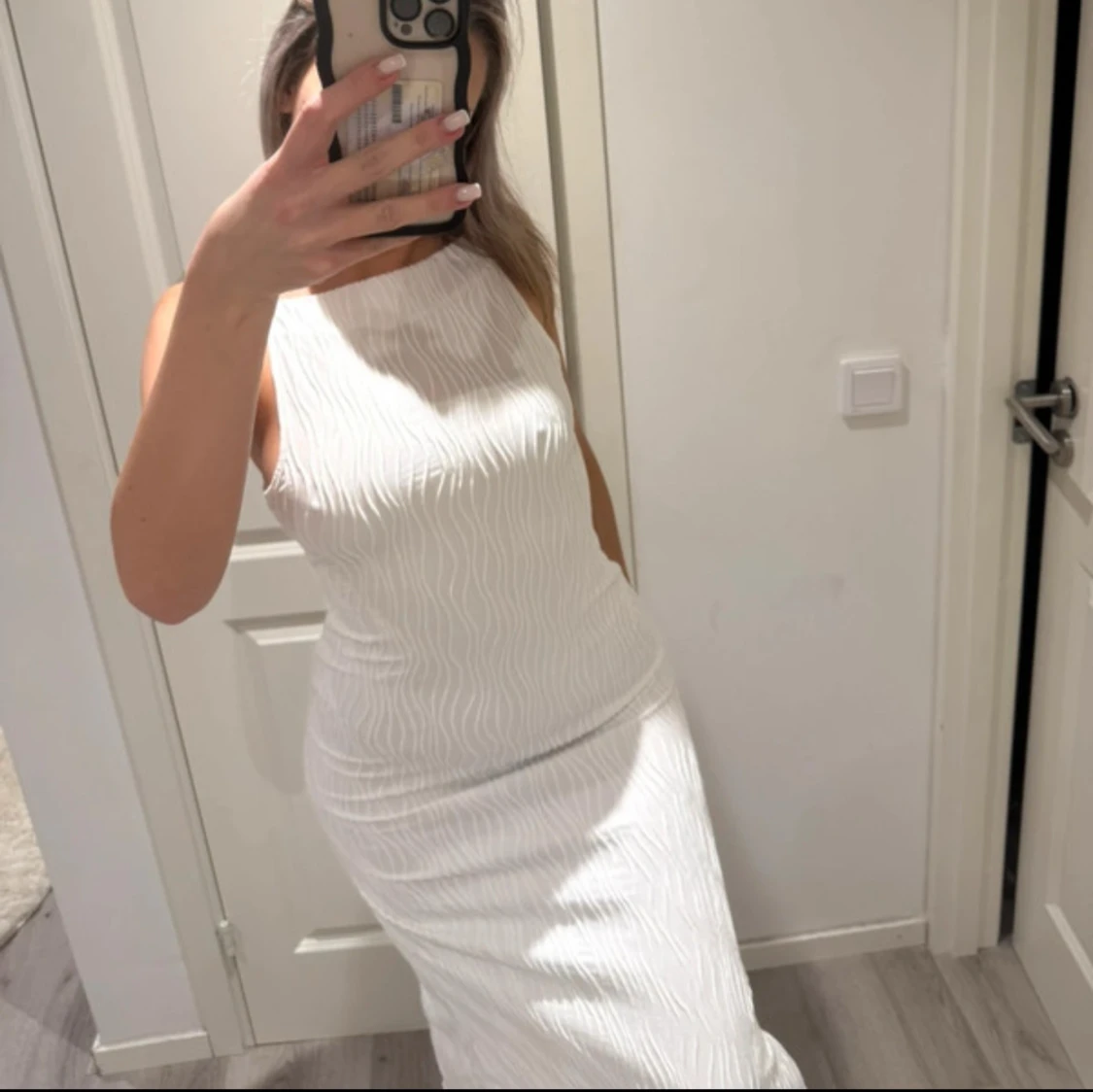 Vit långklänning med vågigt mönster - 2