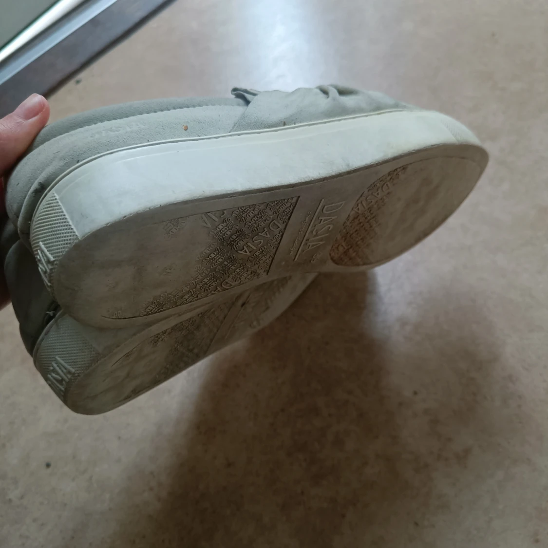 Beiga slip-on sneakers från Dasia - 2