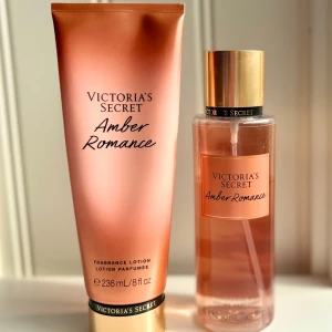 Victoria's Secret Amber Romance mist & lotion set - Amber Romance från Victoria's Secret – ett set med bodymist 250 ml och bodylotion 236 ml. Mist använd enligt bild. Lotion testad ett par gånger. 