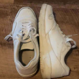 Vita sneakers med snörning - Pris kan diskuteras!