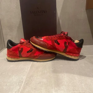 Valentino Rockrunner röda sneakers - Valentino rockrunners :Skick 9/10. Bara skorna ingår storlek 43 nypris 8000 mitt pris 1400 kr kan diskuteras. Kom i dm om fråga eller bilder !
