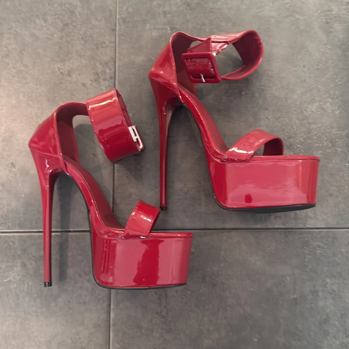 Röda platåsandaler med 16,5cm hög klack - 2