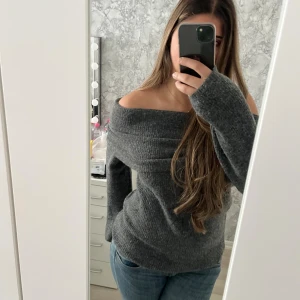 Mörkgrå offshoulder stickad tröja H&M - Jättesnygg o mysig mörkgrå stickad tröja från H&M i offshoulder-modell. Tröjan har lång ärm och bred krage som sitter snyggt över axlarna. Perfekt för dig som gillar en chill men ändå trendig look. Den är bara använd en gång o köpt för 350kr. Storlek XS men passar även S. Vid frågor hör av dig!