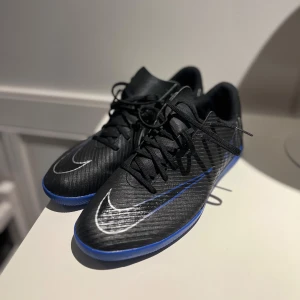 2 par Inomhusskor  - Säljer 2 par Inomhusskor då de ej används. Skorna har använt för futsal. Nike skorna är i storlek 45 och i väldigt bra skick. Adidas skorna är i storlek 44 och är också i bra skick. Bara att skriva vid frågor!! Båda skorna ingår i priset. Skorna kan såklart säljas separat om de önskas. 