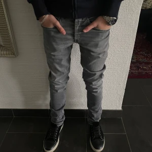 Dondup George jeans  - Dondup Jeans George! Trendigaste jeansen på marknaden. Skick = 9,5/10 Ny pris = 4000 kr Säljs för = 999 kr