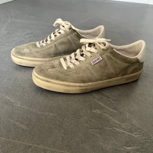 Golden Goose Soul Star - Tjenare, säljer mina Golden Goose soul star då dom inte kommer till användning. Skorna är endast använda 2-3 gånger så är i helt ny skick. Har tyvärr slängt sko lådan. Nypris ca 4000kr, Skriv vid intresse! Skriv för fler bilder!