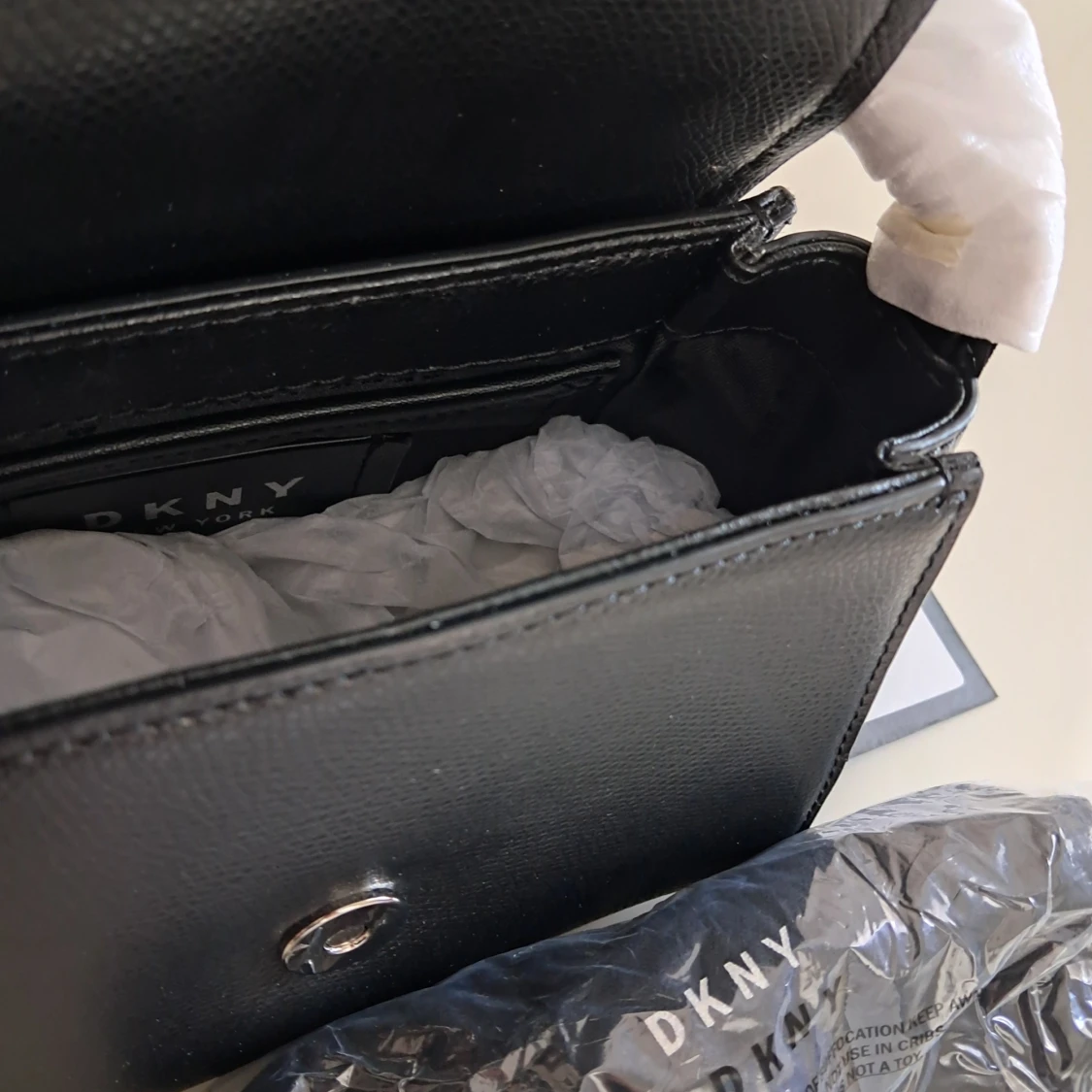 Svartvit axelväska från DKNY - 4