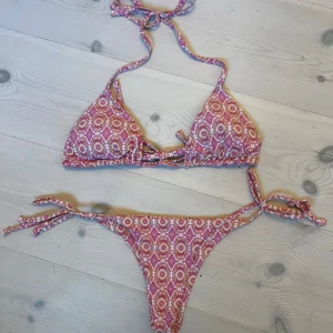 Bikini - Jättefin bikini från Subdued. Endast använd ett fåtal gånger. Underdelen är brazilian/string. Storlek M i överdelen och storlek S i underdelen. Nypris 700 kr.