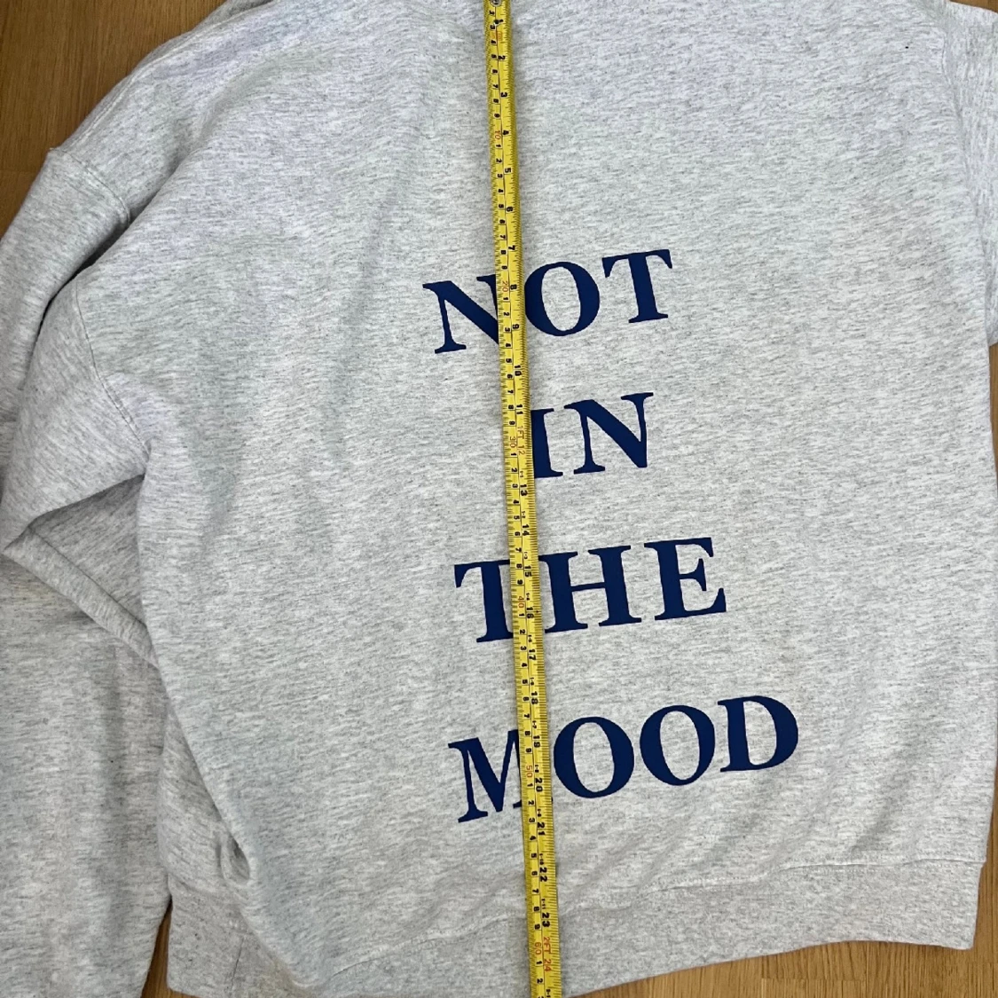 Grå hoodie med blå text  - 2