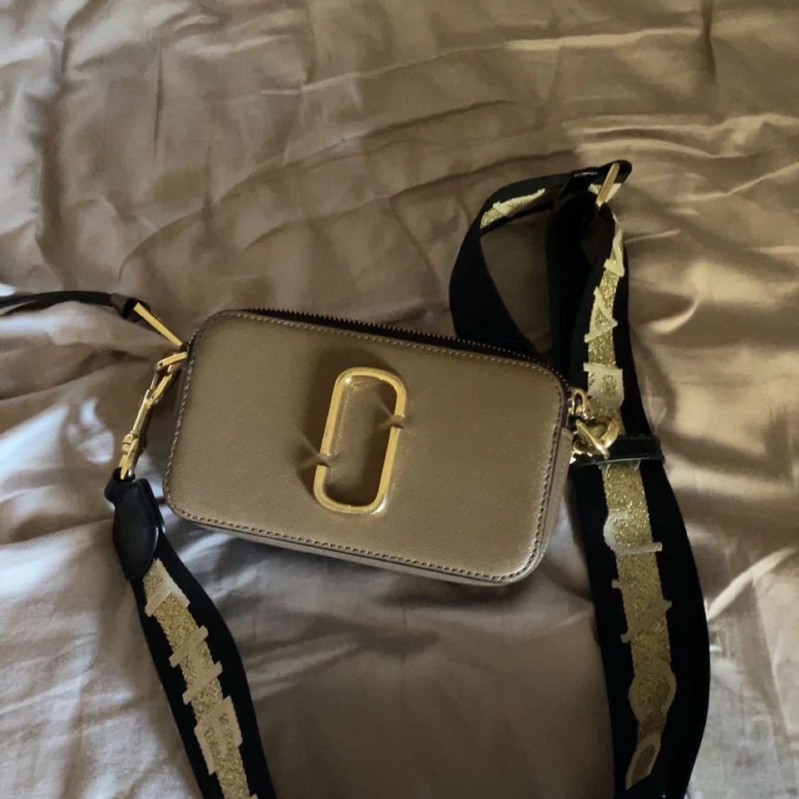 Brun axelväska med gulddetaljer marc jacobs