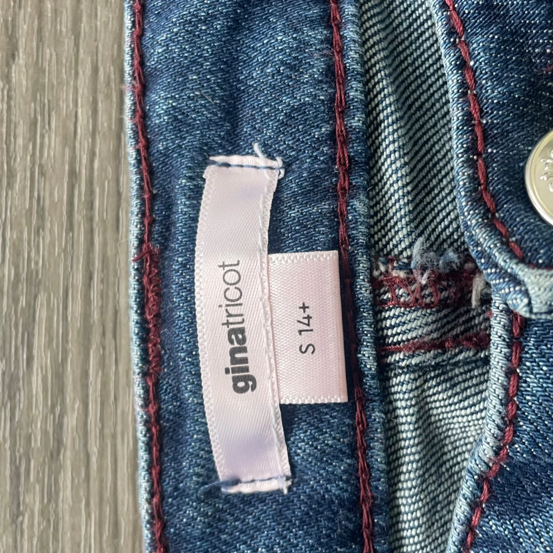 Blå bootcut jeans med röda sömmar - 4