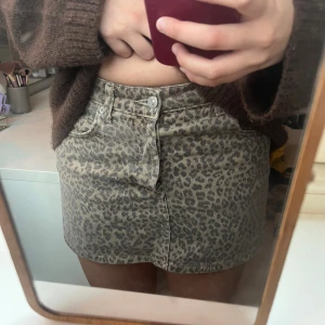 Leopardmönstrad jeanskjol - Lejopardmönstrad jeanskjol, har avndvänt få gånger.💕