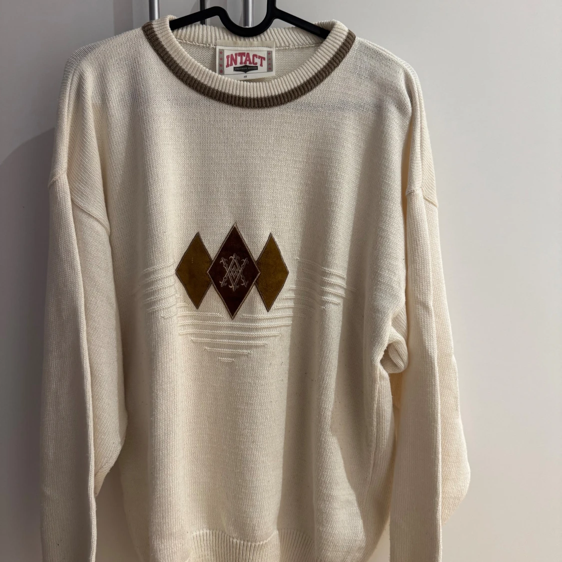 Vit stickad tröja från Intact