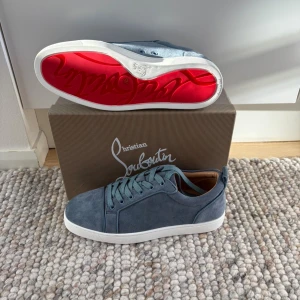 Louboutins utan spikar  - Säljer Loubs helt oanvända i top skicka med paket , finns vestaire kvitto också 