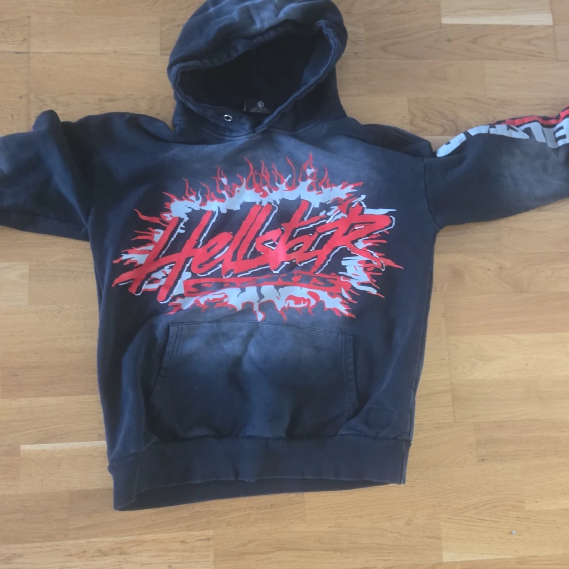 Svart Hellstar hoodie med flames