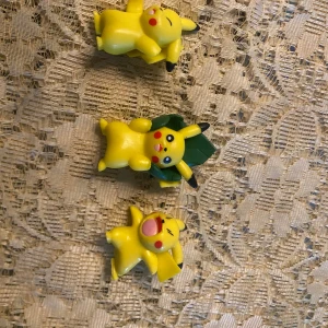 3st Pikachu / Pokémon  - Tre söta Pikachu-broscher i plast med olika uttryck. De är gula med svarta och röda detaljer, och en av dem har gröna blad bakom öronen. Perfekta för att piffa upp väskan eller jackan för alla Pokémon-fans.  Helt ny 