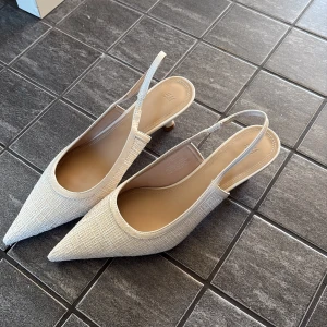 Sling backs - Sling back kitten heels I en beige/vit färg från HM! Enbart provade hemma inomhus!! Storlek 38