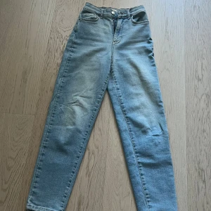 Blå high waist jeans  - Snygga ljusblå jeans från Perfect Jeans med hög midja och klassisk femficksdesign. Jeansen har raka ben och är tillverkade i mjukt denimtyg som ger en avslappnad men stilren look. Bra stretch i materialet.