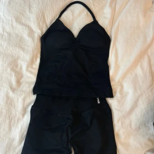 DFYNE set svart XS - XS i båda delarna, de är använda och tvättade men fortfarande väldigt bra kvalitet! säljer endast båda tillsammans. Nypris ungefär 970 kr.