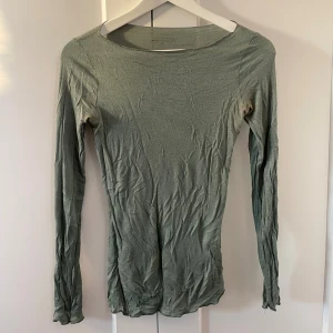 Intimissimi tröja  - Grön intimissimi tröja, superfin men får inte användning av! Den har lite missfärgning vid armhålorna men det syns ej när man har på sig den!