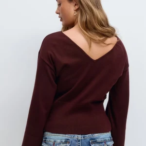 Vinröd tröja - Jätte snygg tröja från gina tricot med lite öppen rygg 💞💞 Säljer då den tyvärr är förstor💞💞Använd endast två gånger