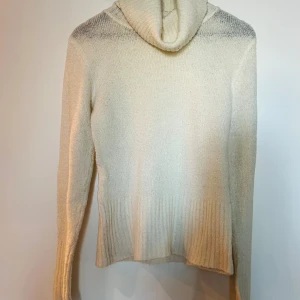 Vit stickad tröja från ONLY - Mysig vit stickad tröja från ONLY med ribbade muddar och lång ärm.  Enkel och stilren design som passar till allt. Liten i storleken.