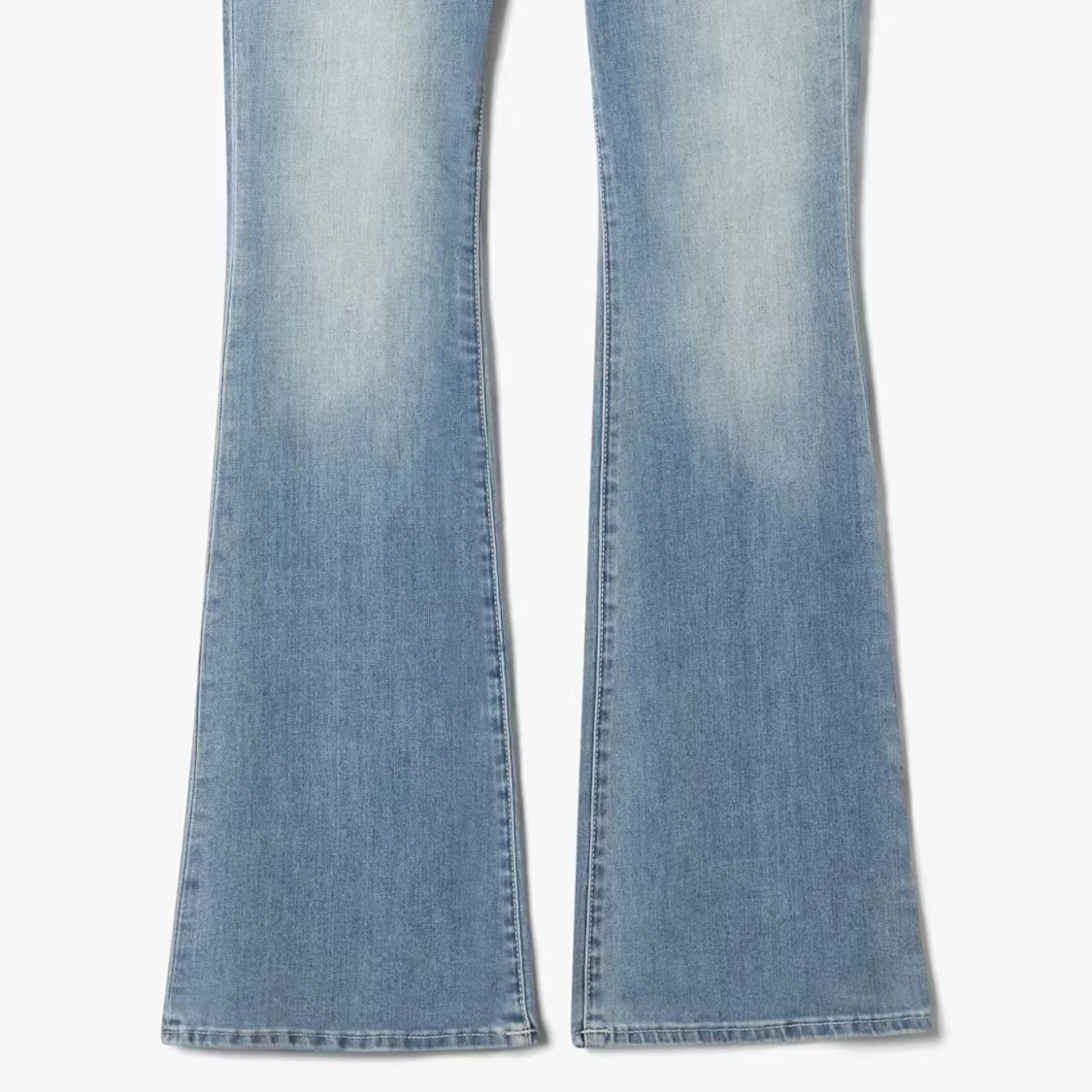 Säljer mina Ljusblå bootcut jeans från True Religion - 1