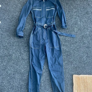 jumpsuit Global Funk XS - Blå jumpsuit i bomullstyg från Global Funk. Storlek XS. Aldrig använd men utan prislapp. 