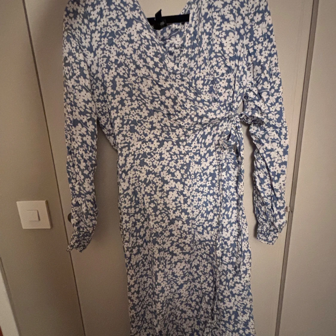 Blommig omlottklänning från Pieces