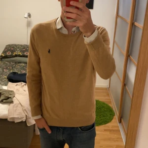 Ralph Lauren tröja - Tröja från Ralph Lauren i färgen khaki. Plagget har inga defekter! Storlek är mellan S och M