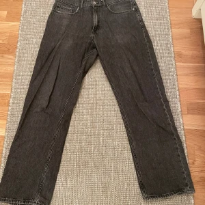 Svarta Vailent jeans - Säljer ett par svarta jeans med rak passform och klassisk femficksdesign. Jeansen har normal midja och är tillverkade i ett tåligt denimtyg. Perfekta för dig som gillar en enkel och stilren look.
