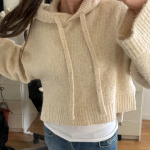 Stickad hoodie zara - Snygg stickad  stickad hoodie från zara. Väldigt snygg att ha ett linne under💕 Den har lite fläckar vid ärmslutet med de syns inte så mycket. De står storlek xs-s