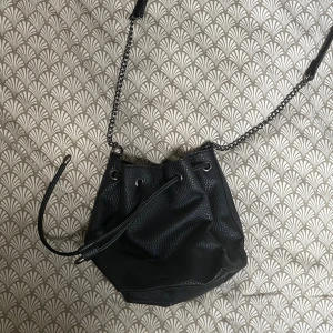 Handväska - Basic svart handväska i bra storlek😊👍🏼