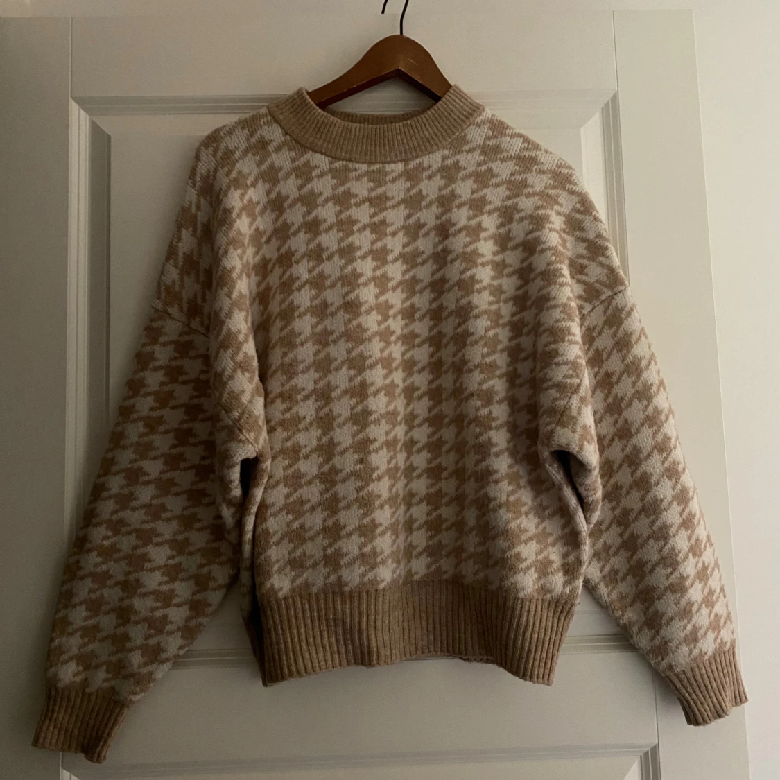 Beige och vit rutig stickad tröja