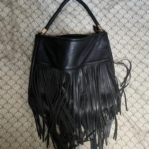 Handväska med fransar - Jättesnygg handväska med fransar i svart läder👍🏼😊har använts en hel del