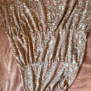 Långkjol - En rosa blommig Långkjol som går ner till vaderna ungefär! Den har väldigt stretchig resår i midjan.  Jättehärlig på sommaren😊 (sorry för upp och nervända bilden det blev lite tokigt..) 💞