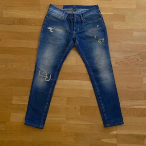 Dondup George storlek 34 - Snygga Dondup George skinny jeans men snygga slitningar på fickorna och hål på höger knä .                                                                 Storlek 34.                                                                         I gott använt skick               Går ner i pris rejält om ni köper snabbt! Vill sälja dessa snabbt! Den sitter mindre i storleken. 