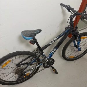 Cykel  - Bilderna visar en cykel, inte en elektronikprodukt. Vänligen ladda upp bilder på elektronik för att få en beskrivning och taxonomier.