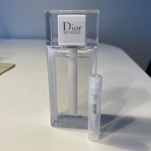 Dior homme cologne 2ml - Dior Homme Cologne En fräsch och stilren doft som för tankarna till sol, ljus och ren elegans. Med sprudlande bergamott, grapefruktblomma och mjuk mysk blir den det perfekta sommarvalet. Enkelt, fräscht och tidlöst.