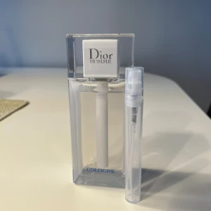 Dior homme cologne 5ml - Dior Homme Cologne En fräsch och stilren doft som för tankarna till sol, ljus och ren elegans. Med sprudlande bergamott, grapefruktblomma och mjuk mysk blir den det perfekta sommarvalet. Enkelt, fräscht och tidlöst.