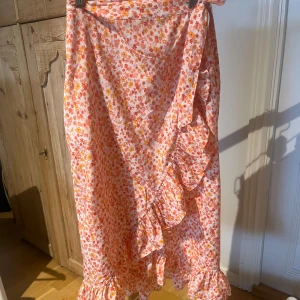 Blommig omlottkjol med volang - Superfin kjol 