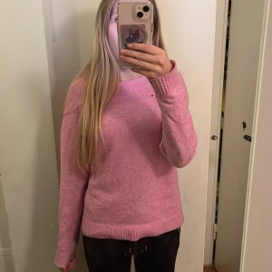 Rosa stickad tröja från Vero Moda XS - Rosa stickad tröja från Vero Moda i storlek XS. Snygg och enkel att matcha med jeans eller kjol. Nypris 300kr 🩷