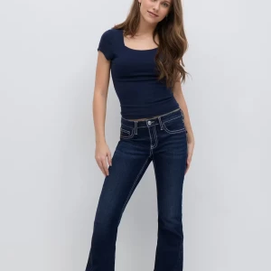Mörkblå bootcut jeans från Seven7 - Snygga mörkblå jeans från Seven7 med bootcut passform och låg midja. Jeansen har tydliga vita kontrastsömmar, klassiska fem fickor och en logga på bakfickan. Tillverkade i stretchig denim för extra komfort. säljer då de inte används men sitter fortfarande väldigt bra och är väldigt fina💕