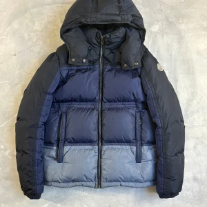 Moncler Vinterjacka - Moncler rouve giubotto. Storlek 14y sitter som en XS. Fint skick. Självklart äkta. DM vid intresse!