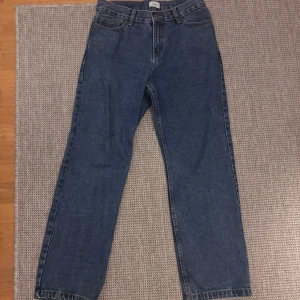 Blå jeans från Grunt, raka ben - Klassiska blå jeans från Grunt/“Hamon dark blue” med raka ben och en baggymodell. Perfekta för en avslappnad och stilren look. Används väl.