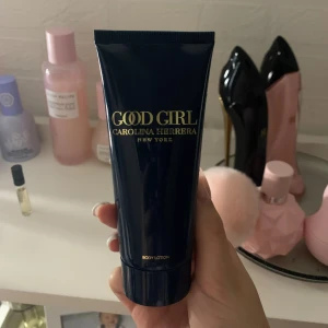 body lotion Good girl - 100 ml body lotion luktar väldigt stark exakt som parfymen. Har testat den en gång och lagt lite vid halsen och lukten håller verkligen. Annars är den som ny. 💗 Vill helst inte gå ner i pris med denna