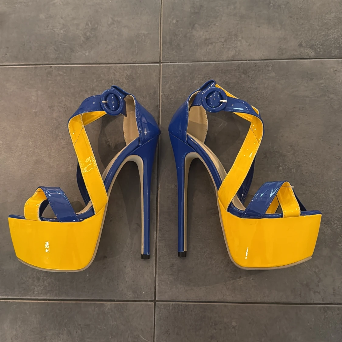 Blå och gula platåpumps från DiJiGirls - 4