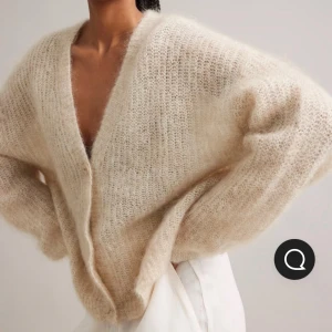 Slutsåld mohair kofta  - Säljer min slutsålda mohair kofta, aldrig använd storlek xs men lite oversize