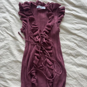 Vinröd ribbad volangtop från Zara - Supersnygg vinröd ribbad topp från Zara med volangkant och knytning. Har aldrig använt denna topp❤️
